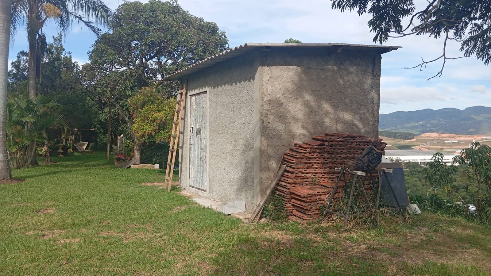 Chácara à Venda em Extrema/MG: 2.000 m², Piscina e Casa com 3 Quartos a 500 m da Fernão Dias