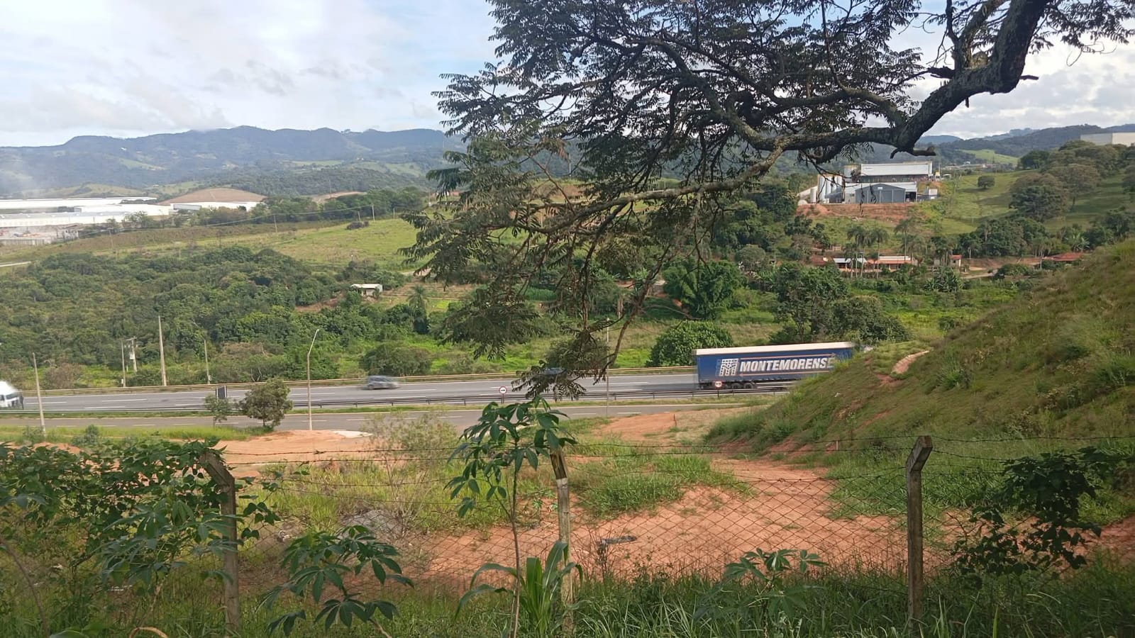 Chácara à Venda em Extrema/MG: 2.000 m², Piscina e Casa com 3 Quartos a 500 m da Fernão Dias