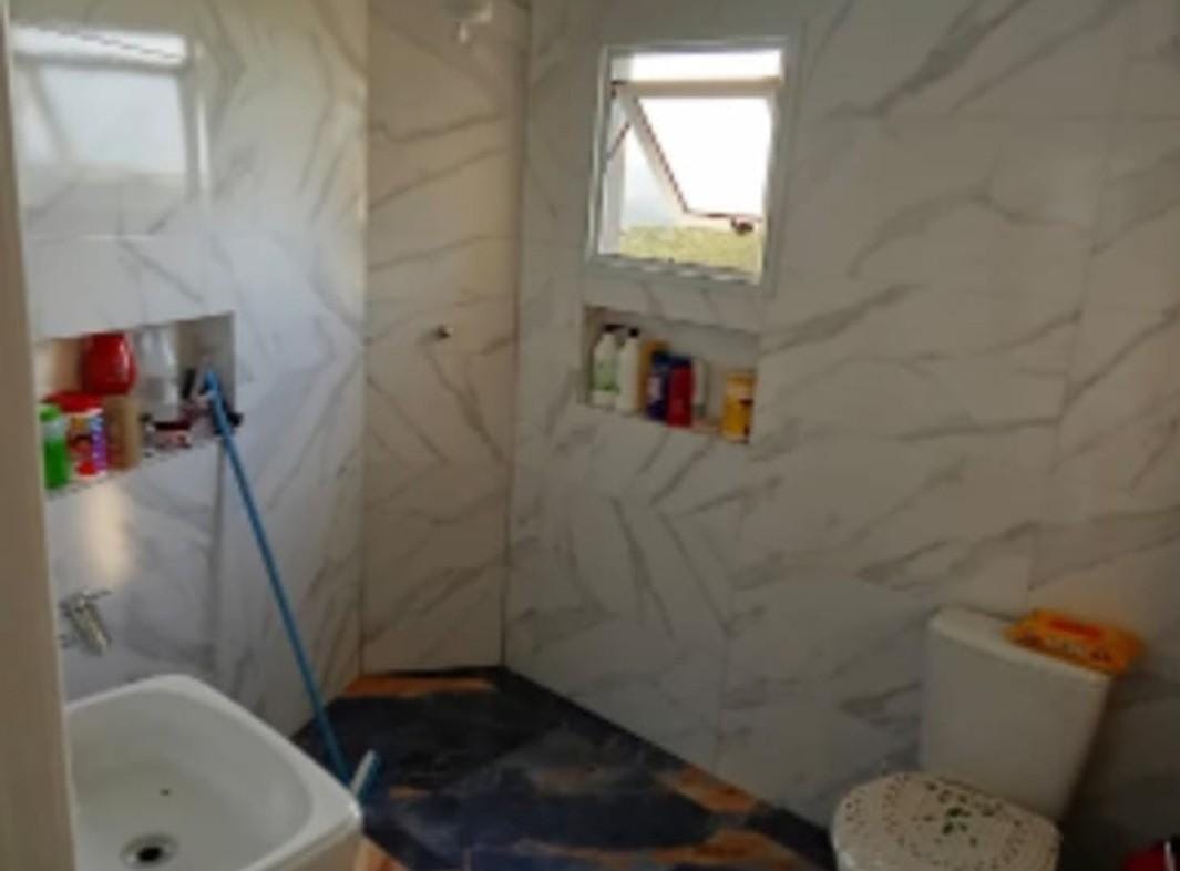 Casa com 3 quartos, sendo um com suite, sala, cozinha, lavanderia e garagem. Tapecirica da Serra / SP 1283