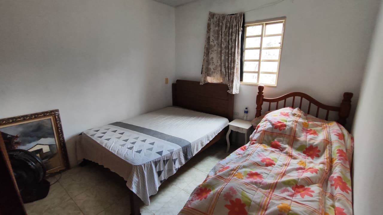 Chácara à venda a casa possui:3 quartos, sendo 1 suíte, banheiro, sala, cozinha. Em Pinhalzinho - SP 1285