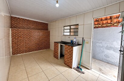 Casa com 2 quartos, sala, cozinha, banheiro e área externa à venda em Toledo próxima ao centro cod. 1298