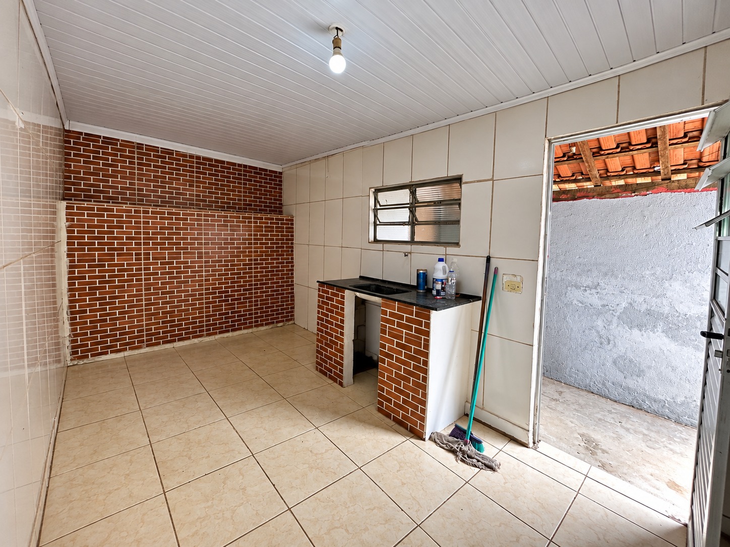 Casa com 2 quartos, sala, cozinha, banheiro e área externa à venda em Toledo próxima ao centro cod. 1298
