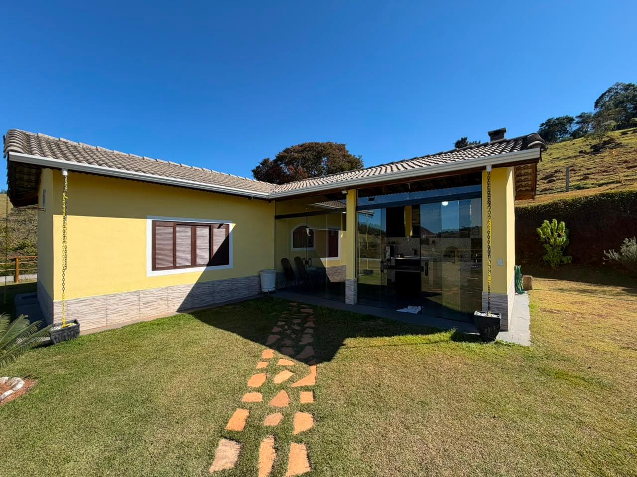 Chácara em Toledo - MG com: casa, 2 suites extras, picina, área gourmet cod. 1299