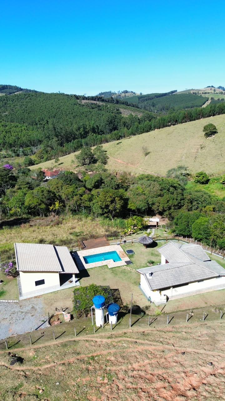 Chácara em Toledo - MG com: casa, 2 suites extras, picina, área gourmet cod. 1299