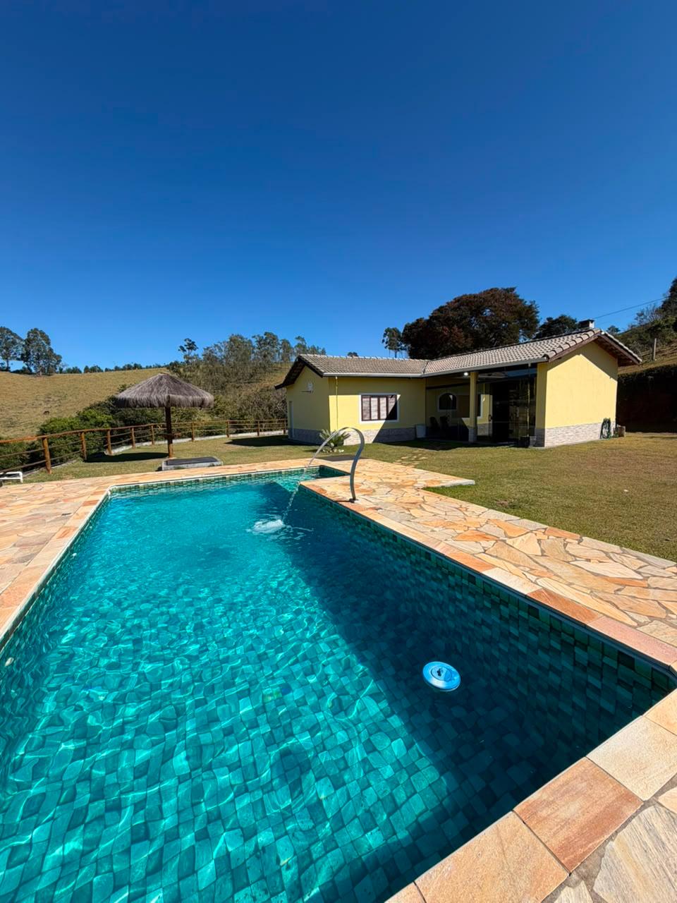 Chácara em Toledo - MG com: casa, 2 suites extras, picina, área gourmet cod. 1299