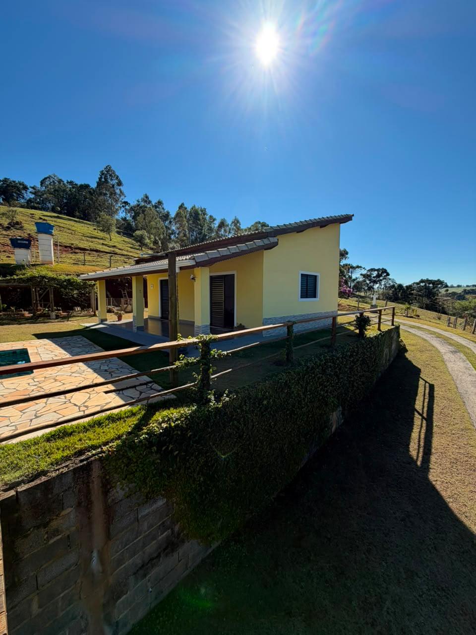 Chácara em Toledo - MG com: casa, 2 suites extras, picina, área gourmet cod. 1299