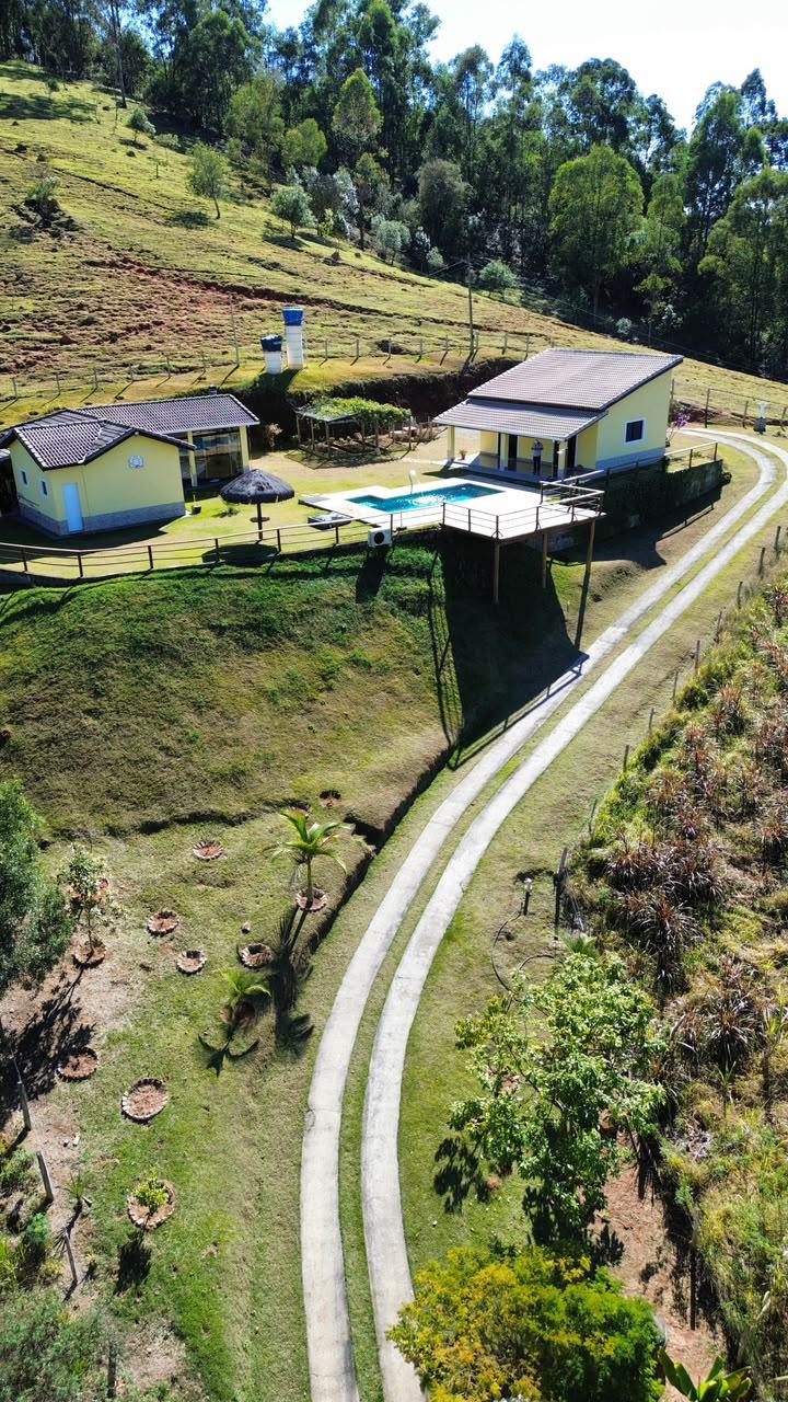 Chácara em Toledo - MG com: casa, 2 suites extras, picina, área gourmet cod. 1299