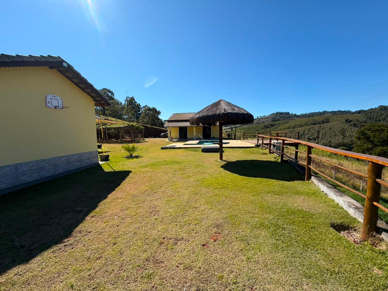 Chácara em Toledo - MG com: casa, 2 suites extras, picina, área gourmet cod. 1299