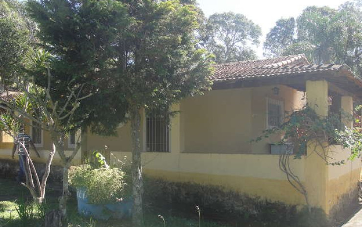 Sítio com casa, piscina, churrasqueira, pomar. localizado em Munhoz | código 256