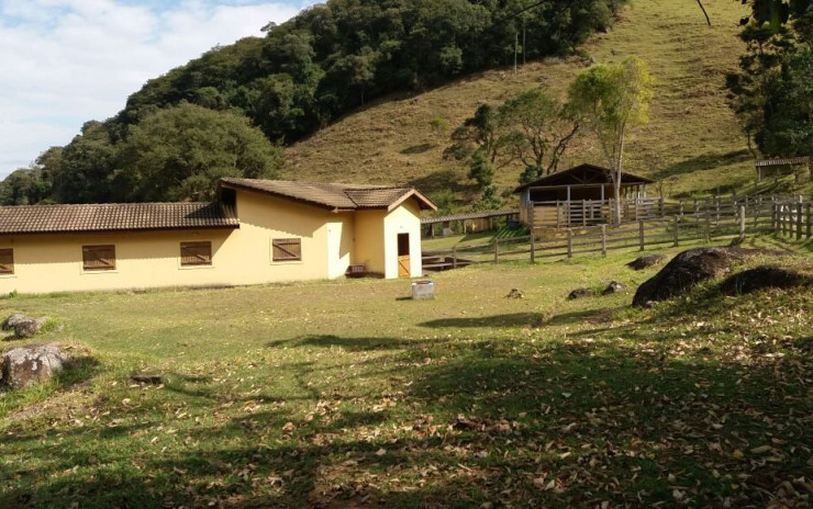 Sítio com, piscina, jacuzzi, baias, + casa de caseiro Localizado em Extrema MG | código 394