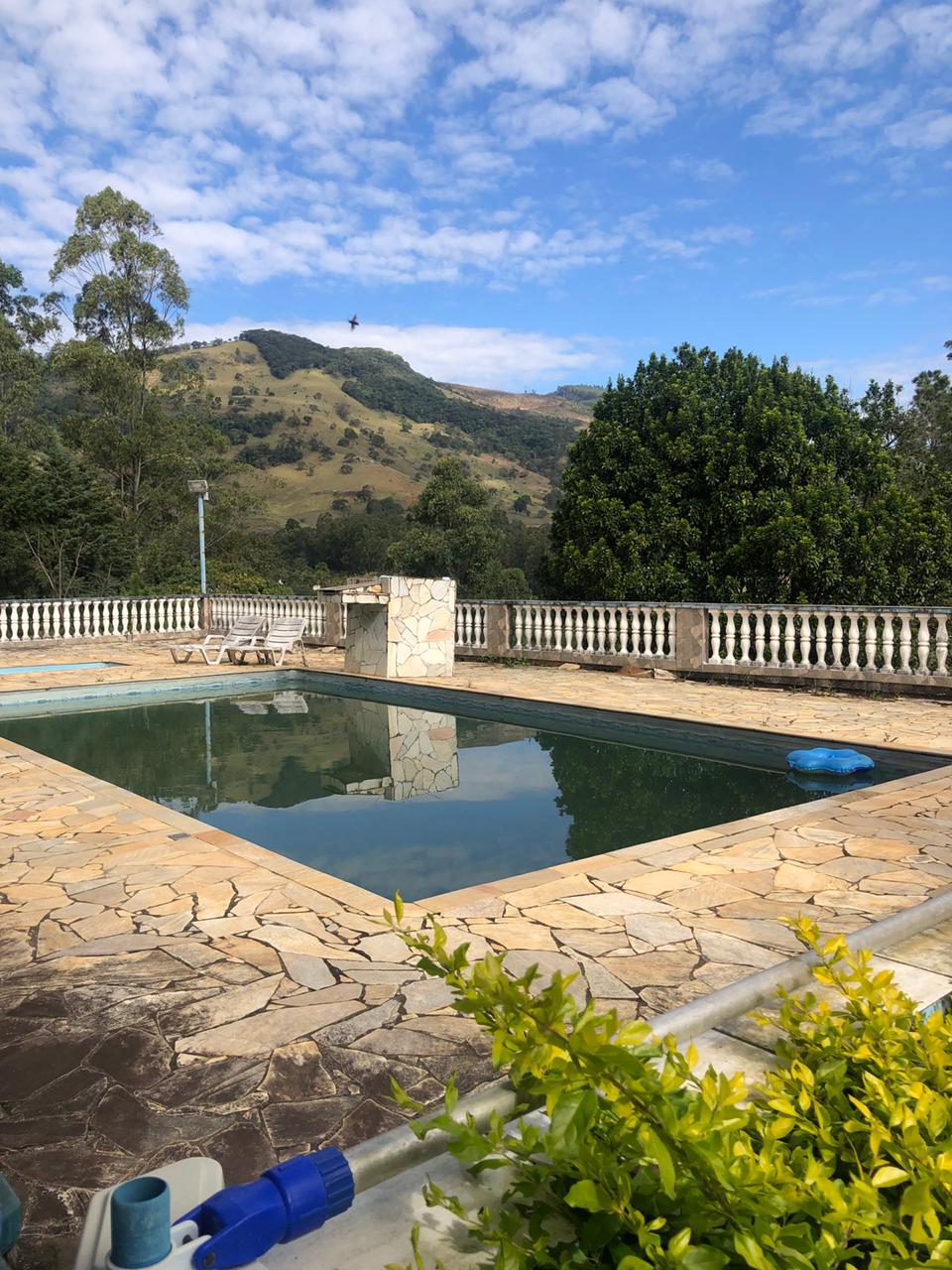 Chácara com piscina, suíte externa. Espaço gourmet. local Extrema MG | código 565