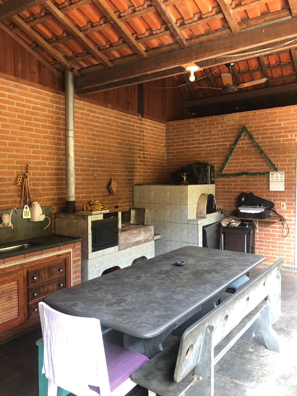 Chácara com piscina, suíte externa. Espaço gourmet. local Extrema MG | código 565