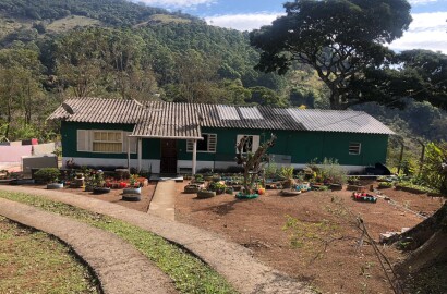 Chácara com piscina, suíte externa. Espaço gourmet. local Extrema MG | código 565