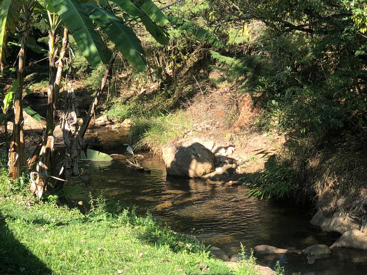 Chácara com piscina, lago, cachoeira, horta, pomar em extrema MG | código 568