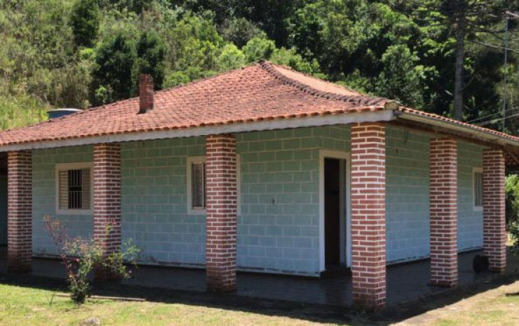 Sítio, casa nova avarandada toda de laje, rio, vista panorâmica Muhoz | código 649