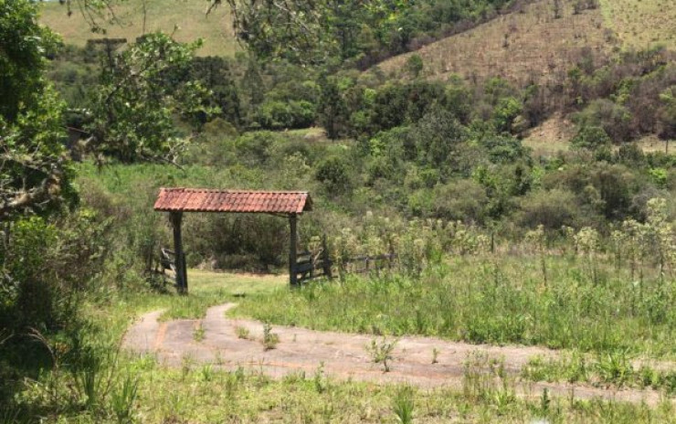 Sítio, casa nova avarandada toda de laje, rio, vista panorâmica Muhoz | código 649