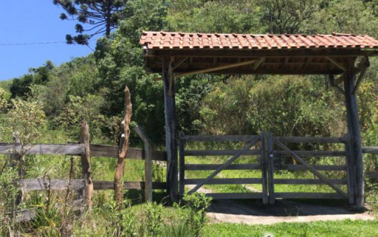 Sítio, casa nova avarandada toda de laje, rio, vista panorâmica Muhoz | código 649