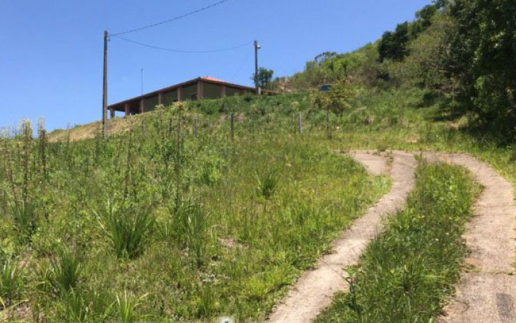 Sítio, casa nova avarandada toda de laje, rio, vista panorâmica Muhoz | código 649