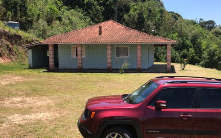 Sítio, casa nova avarandada toda de laje, rio, vista panorâmica Muhoz | código 649