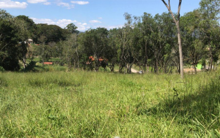 Sítio com: nascente, lago grande, córrego; 2 km do asfalto | Itapeva - MG | código 711