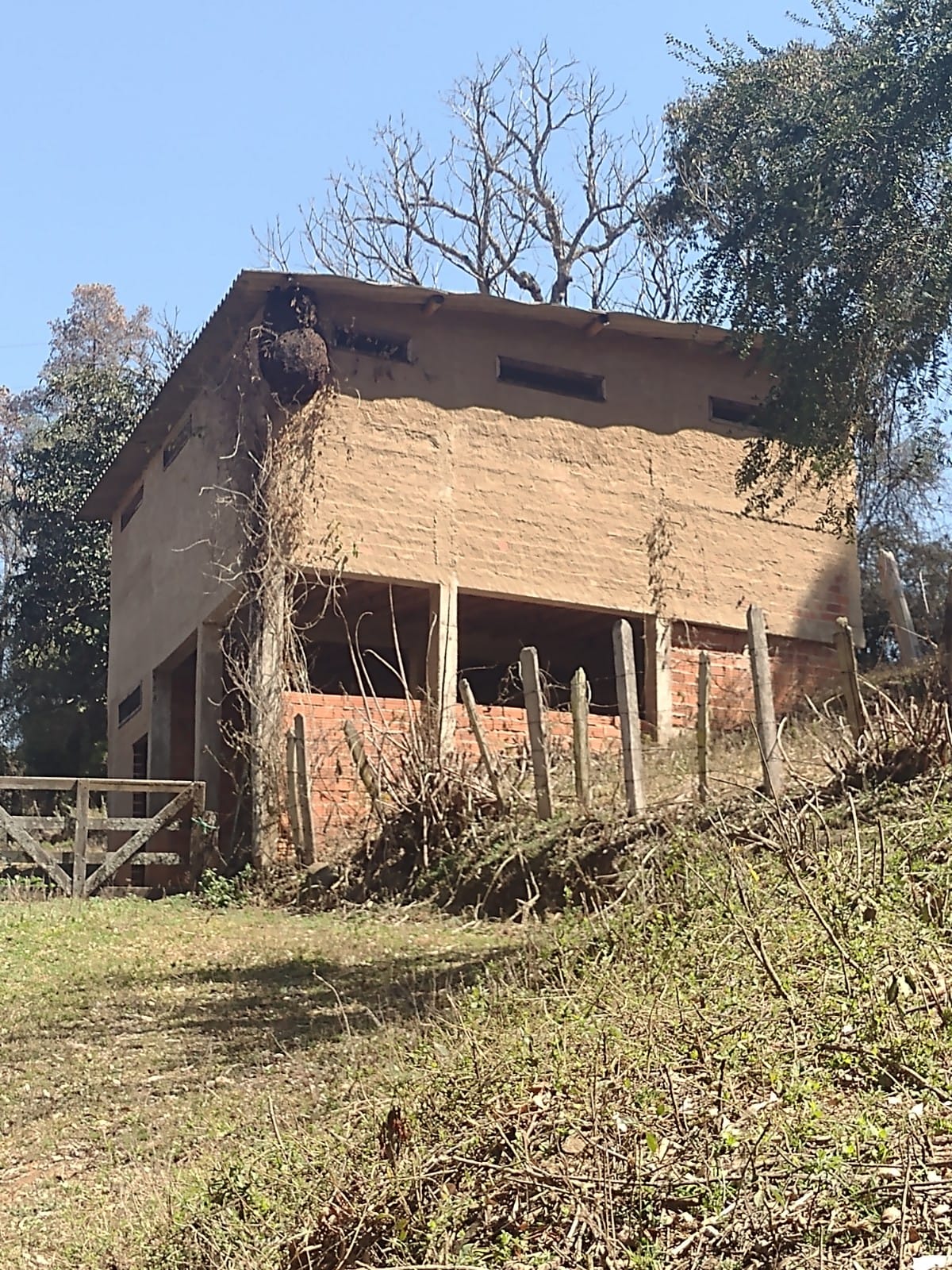 Sítio com: 3 tanques de peixe, vista panorâmica, casa sede | Munhoz - MG | código 779