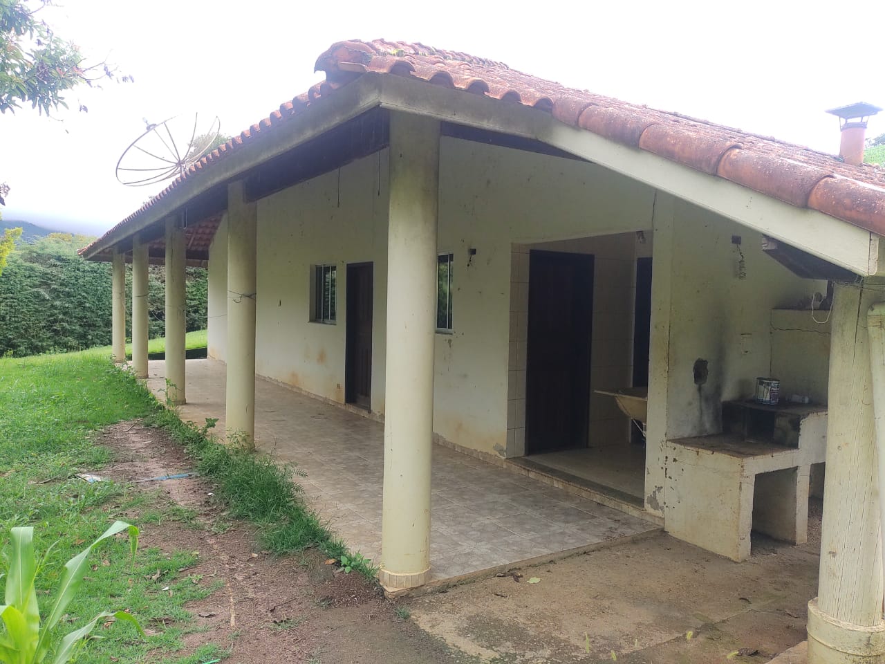 Chácara - casa de laje boa bem acabada. Poço, córrego | Itapeva - MG | código 786