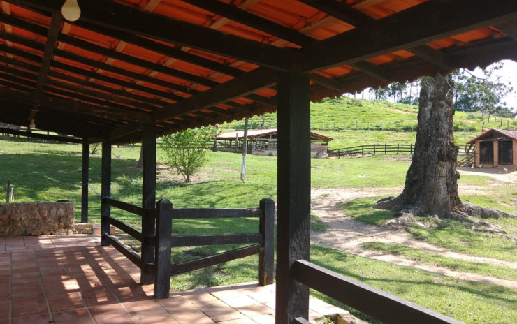 Fazenda com casa sede, casas de caseiro, lagos, cachoeira | Extrema - MG | código 805