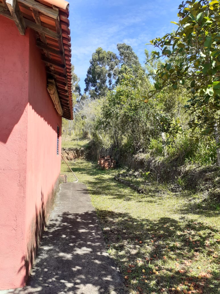 Chácara - casa com varanda, churrasqueira; horta, pomar | Munhóz - MG | código 828