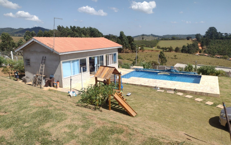 Chácara com: Casa, lago, piscina - condomínio de alto padrão | Pedra Bela - SP | código 849