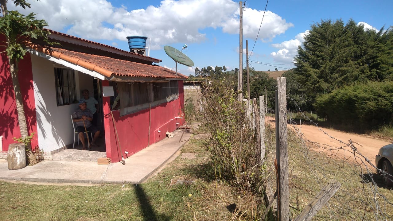 Chácara com casa pequena, pomar, horta, água por gravidade | Munhoz - MG | código 855