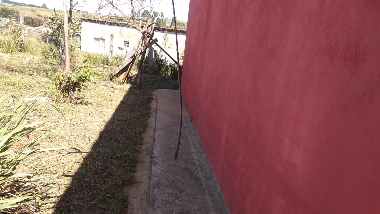 Chácara com casa pequena, pomar, horta, água por gravidade | Munhoz - MG | código 855