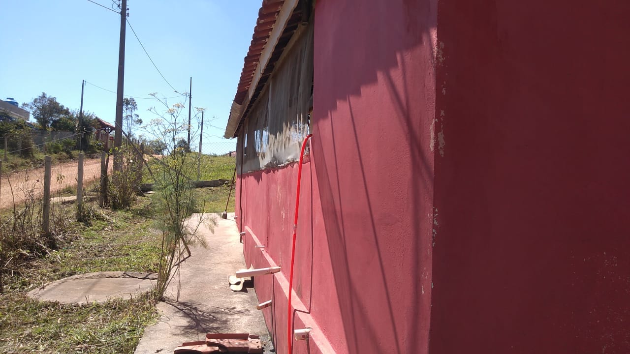 Chácara com casa pequena, pomar, horta, água por gravidade | Munhoz - MG | código 855