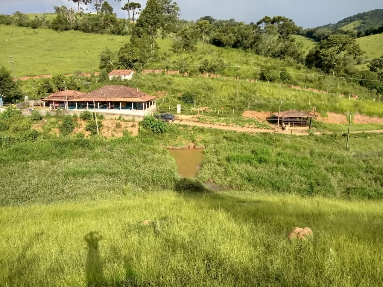 Chácara com  lago de peixes, casa com 3 quartos,  2 suítes, | Camanducaia - MG | código 883