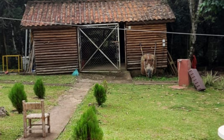 Chácara com casa tipo sobrado uma ampla suíte, sala de TV , + casa com 1 suíte | Itapeva - MG | código 885