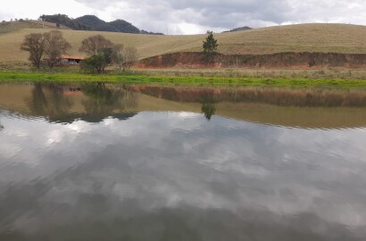 Sitio com represa grande, pouco aclive, curral, Em Toledo MG | código 896