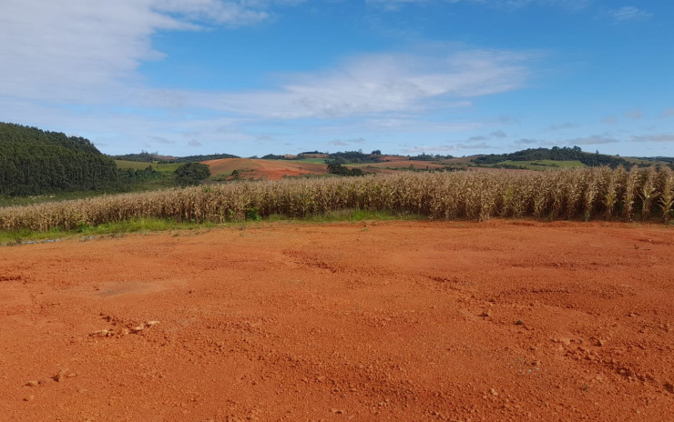 Fazenda com clima de altitude, com casa, represa grande | Itapeva - MG | código 900