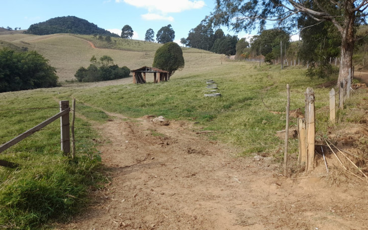 Fazenda com clima de altitude, com casa, represa grande | Itapeva - MG | código 900