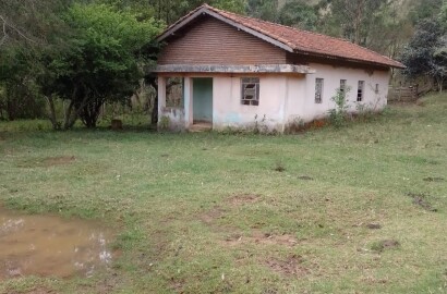 Sítio com lago, nascente, casa com 4 quartos, local turístico | Camanducaia - MG | código 912