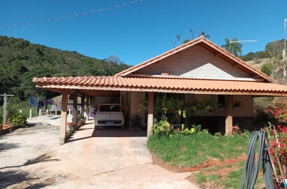 Sitio com casa sede e casa de caseiro, pequeno pomar | Itapeva - MG | código 934