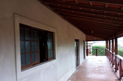 Chácara casa com varanda frente e lateral, linda vista panorâmica | Extrema - MG  | código 969