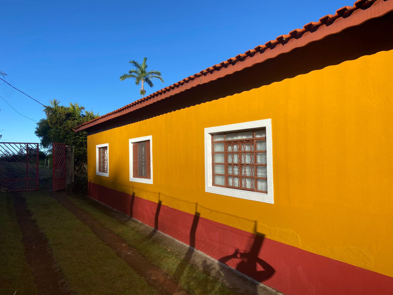 Belíssimo sítio com casa composta de 3 quarto; churrasqueira, piscina, 2 lagos de peixes em Toledo - MG  | código 1074