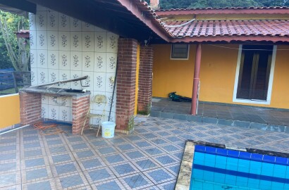 Belíssimo sítio com casa composta de 3 quarto; churrasqueira, piscina, 2 lagos de peixes em Toledo - MG  | código 1074