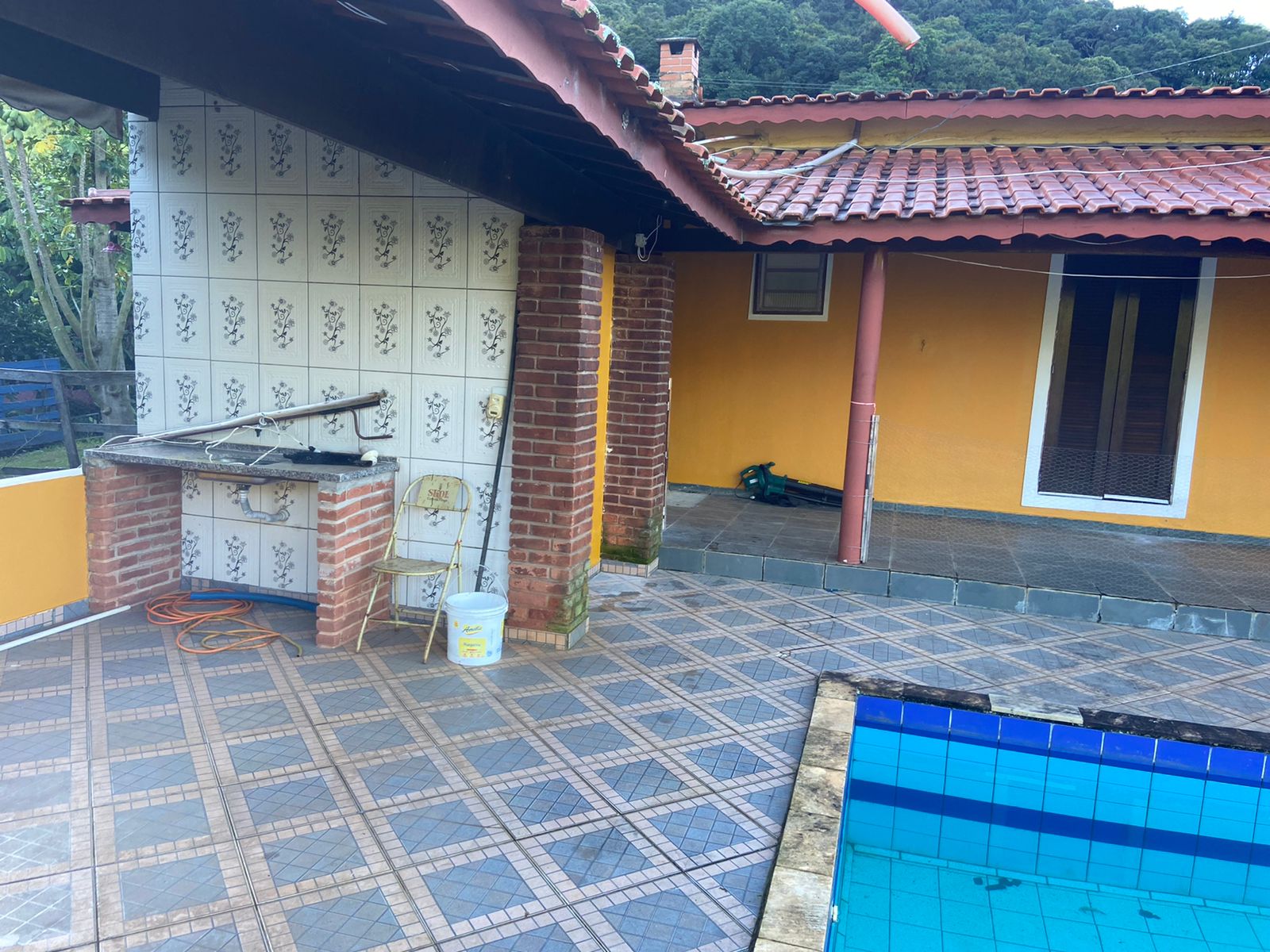 Belíssimo sítio com casa composta de 3 quarto; churrasqueira, piscina, 2 lagos de peixes em Toledo - MG  | código 1074