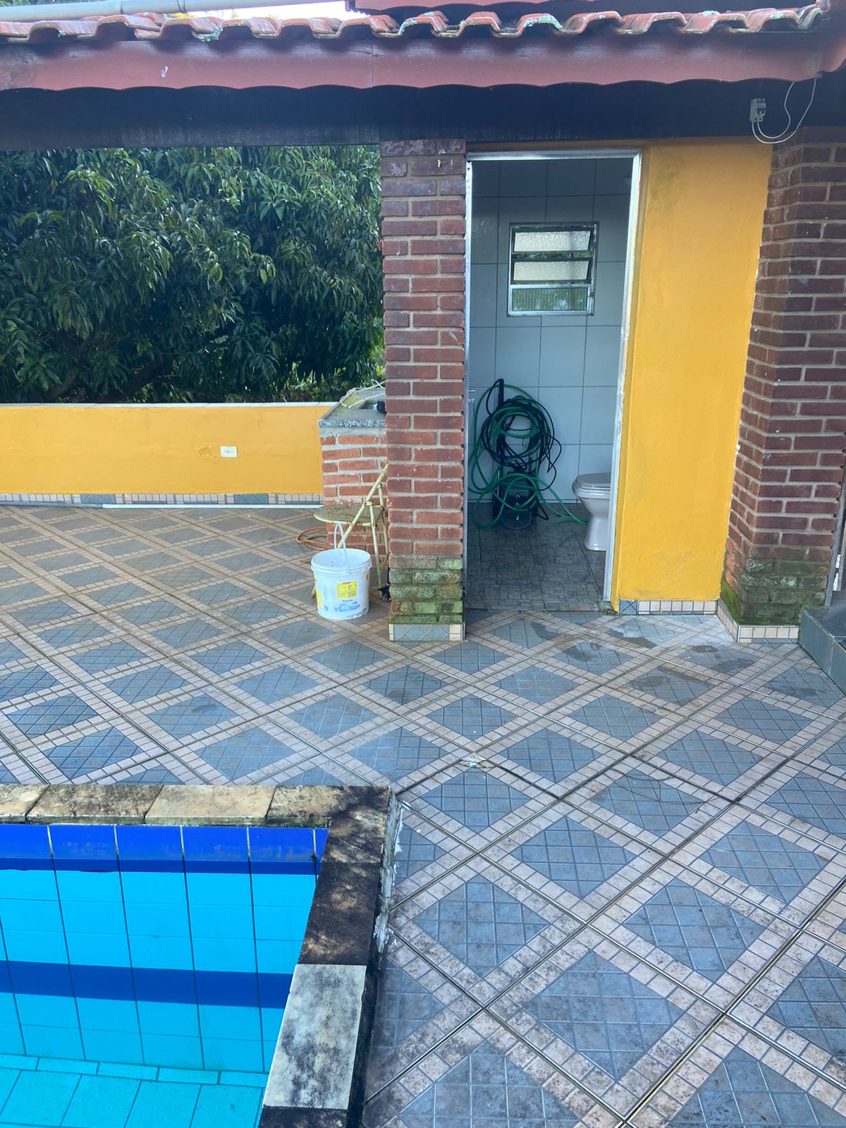 Belíssimo sítio com casa composta de 3 quarto; churrasqueira, piscina, 2 lagos de peixes em Toledo - MG  | código 1074